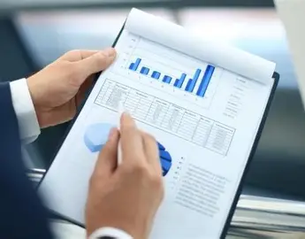 Personas comentando documentos financieros