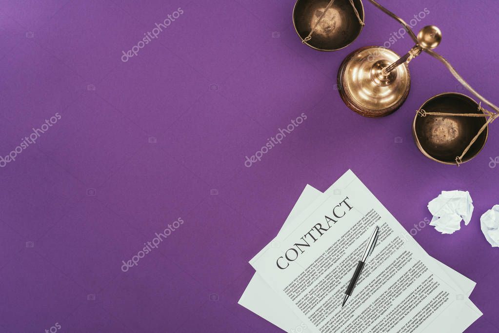 Documentos legales sobre una mesa